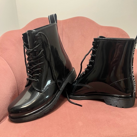 ✨ Michael Kors Black Combat Glossy Boots | New WOT | | Glossy Finish | Size 7 ✨ - Picture 6 of 15